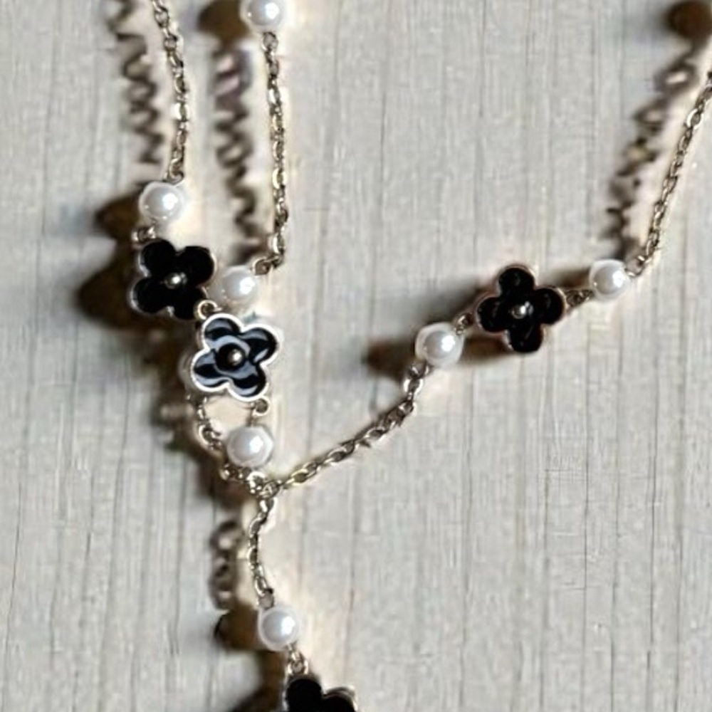Elegant Black and White Necklace - Picture 2 of 3